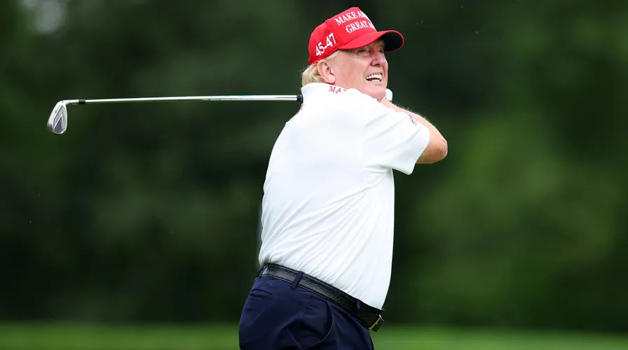Trump estimează o șansă „50‑50” pentru un acord comercial SUA‑UE în timp ce joacă golf